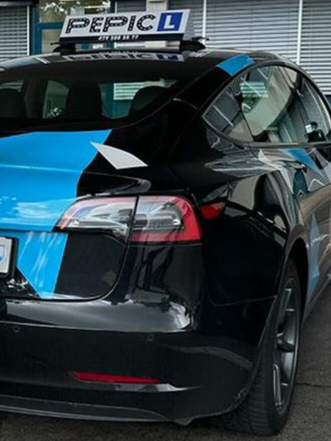 Fahrschulauto Tesla Model 3